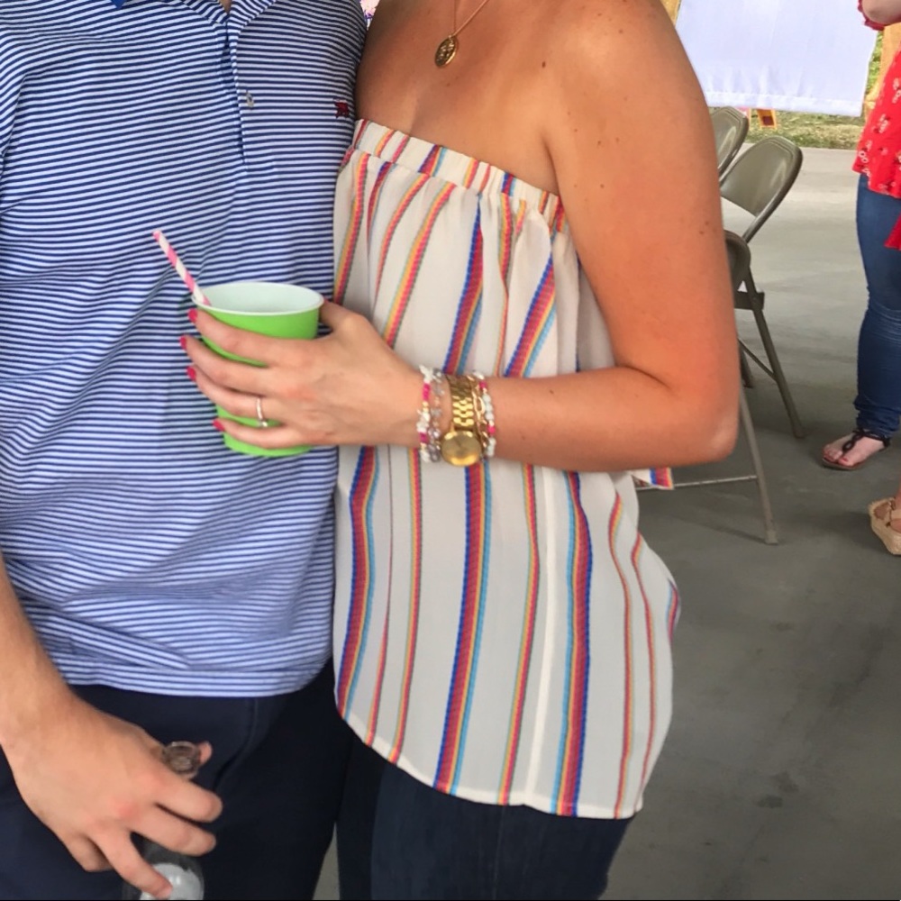 Striped sleeveless shirt.